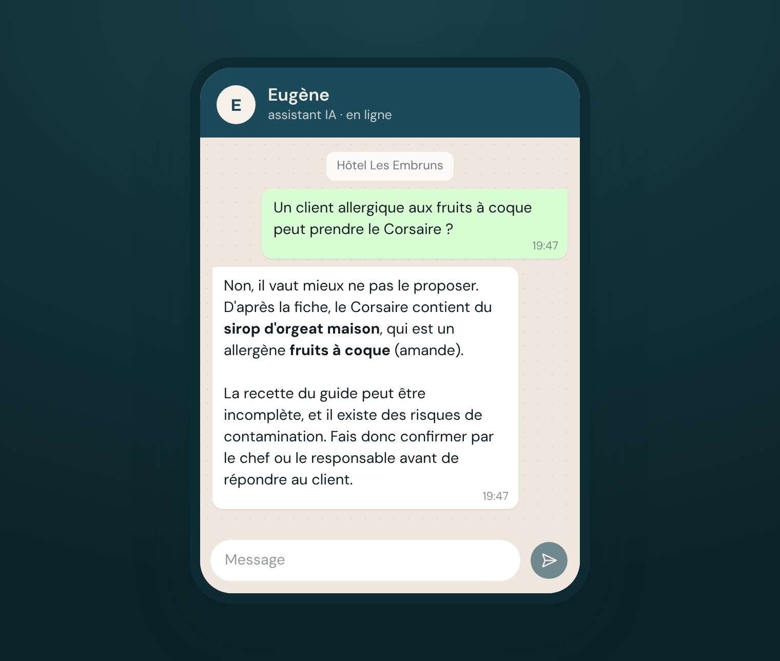 Conversation WhatsApp avec Eugène : un saisonnier demande si un client allergique aux fruits à coque peut prendre le cocktail Corsaire ; Eugène répond d’après la fiche que le sirop d’orgeat maison contient de l’amande et demande de faire confirmer par le chef ou le responsable